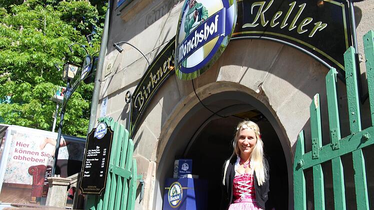 Der Birkner's Keller schenkt auf der Bergkirchweih Mönchshof-Bier aus Kulmbach aus. Foto: Christian Bauriedel