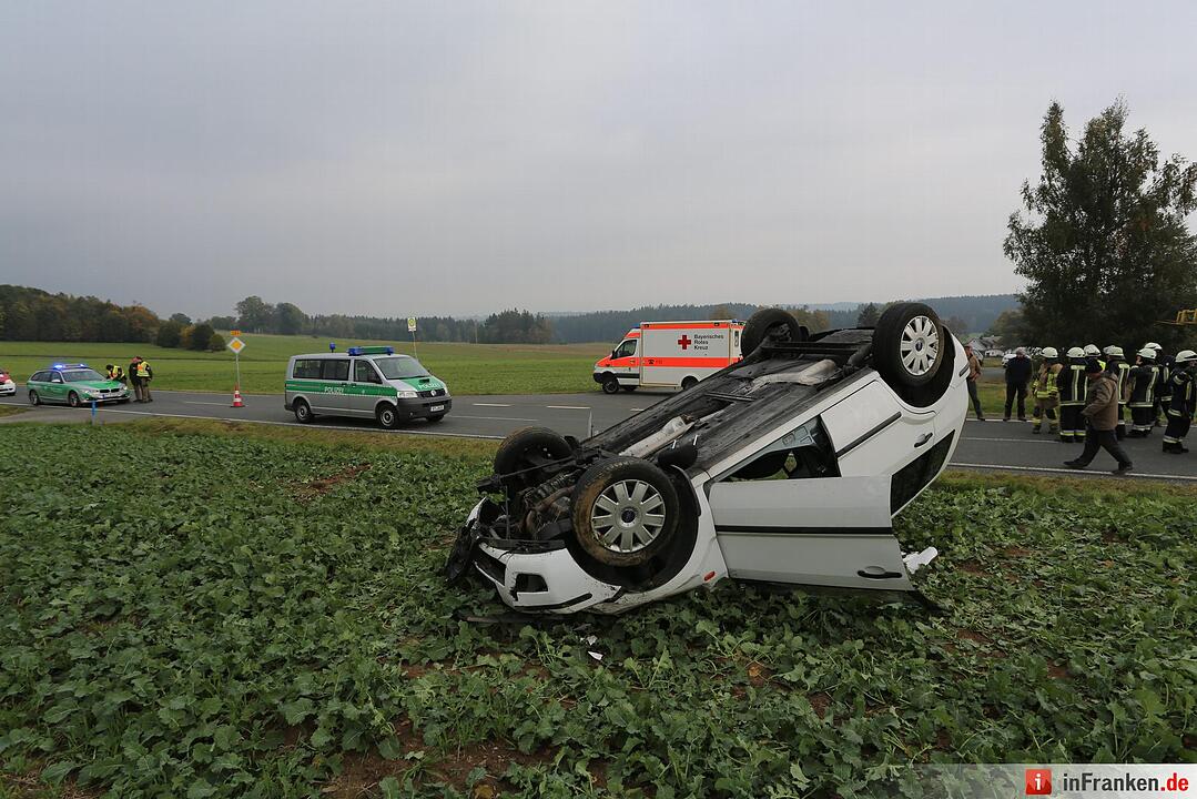 Auto landet auf dem Dach im Feld - Schwerer Unfall auf der B289