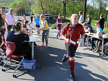Über vier Stunden lang absolvieren alle Klassen reihum die rund 400 Meter lange Strecke zwischen Schulparkplatz und Stadtmauer im Seßlach. Für jede Runde, die die Jungen und Mädchen in 20 Minuten laufen, zahlen Sponsoren Geld für die Coburger Stiftung für krebskranke Kinder. Mitschüler dokumentieren jede Runde mit einem Stempel auf der Teilnehmerkarte. Foto: Bettina Knauth