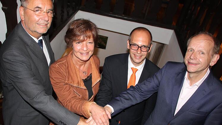 Die Partnerschaft für die Liedermacherfestivals auf dem Banzberg ab 2017 besiegelten (von links) Bad Staffelsteins Bürgermeister Jürgen Kohmann, Gaby Heyder vom Veranstaltungsservice Bamberg, Landrat Christian Meißner und Michael Möslein vom Bildungszentrum der Hanns-Seidel-Stiftung in Kloster Banz. Foto: Matthias Einwag