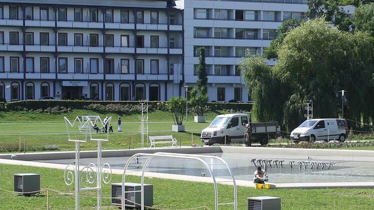 Wartungsarbeiten statt Wasserspiele gibt es seit Montag am Springbrunnen im Rosengarten. Foto: Sebastian Elsässer