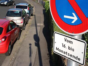 In insgesamt 22 Straßen ist aktuell noch wechselseitiges Parken vorgesehen. Für jede Straße wurde nun festgelegt, wo in Zukunft geparkt werden darf, hier in der Albrecht-Dürer-Straße etwa ist die Wahl auf die Seite mit den ungeraden Hausnummern gefallen, also links. Foto: Ralf Ruppert