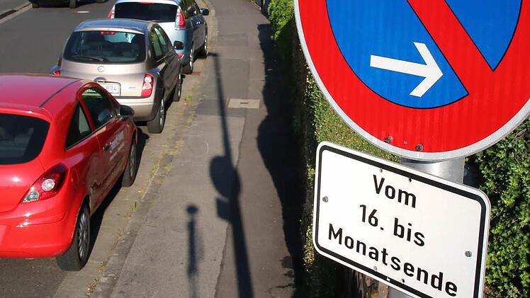 In insgesamt 22 Straßen ist aktuell noch wechselseitiges Parken vorgesehen. Für jede Straße wurde nun festgelegt, wo in Zukunft geparkt werden darf, hier in der Albrecht-Dürer-Straße etwa ist die Wahl auf die Seite mit den ungeraden Hausnummern gefallen, also links. Foto: Ralf Ruppert