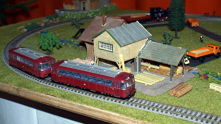 Sogar die Rodachtalbahn fährt bei der Krippen- und Eisenbahnausstellung . Foto: Susanne Deuerling