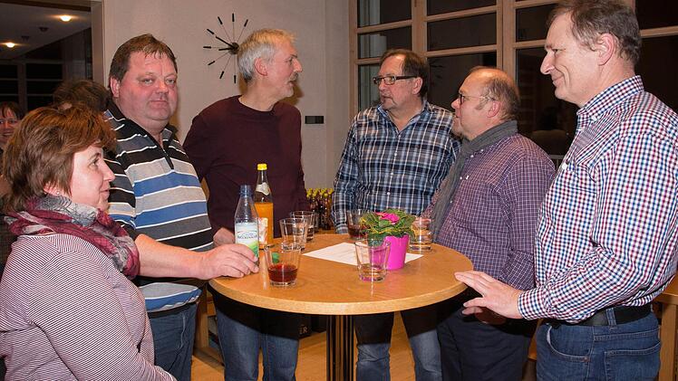 Die Vorstände der Obst- und Gartenbauvereine, (von links) Karin Limpert (Jesserndorf), Franz Bayer (Kerbfeld), Albin Hepp (Happertshausen), Günter Schüler und Michael Dros (Ermershausen) sowie Werner Treiber (Hafenpreppach) zeigten sich vom Leader-Projekt "Gartenkultur im Landkreis Haßberge" sehr angetan.