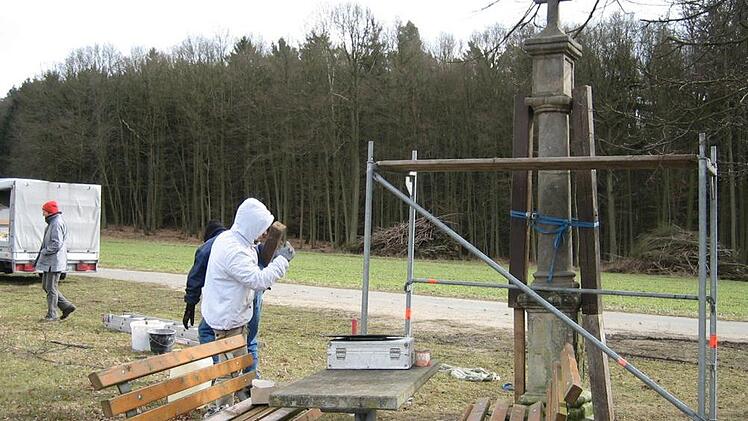 Beim Aufstellen musste der Bildstock noch durch ein Gerüst gehalten werden.Foto: Gerhard Horn