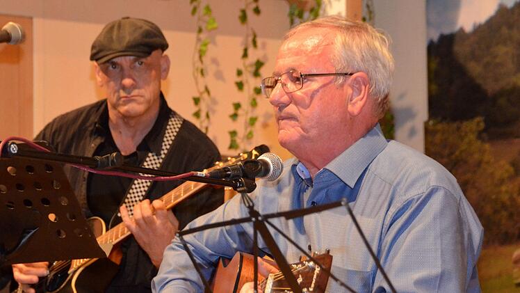 Einige Musiker aus der Region nutzten die Chance beim  English Folk Club aufzutreten. (Im Hintergrund: Manni Katzenberger) Peter Rauch