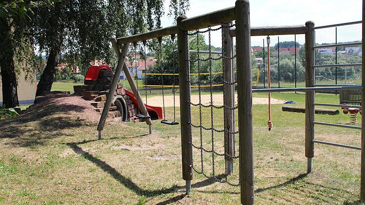 In Schönderling am Sportplatz und am Dorfplatz  Spielgeräte nutzen, die gut in Schuss sind. Foto: Julia Raab