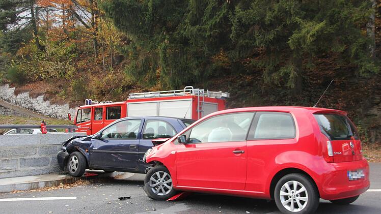 Der Fahrer des roten Skoda hat am Freitagnachmittag (26.10.2018) beim Linksabbiegen in Lauenstein den blauen Opel übesehen. Foto: Andreas Schmitt