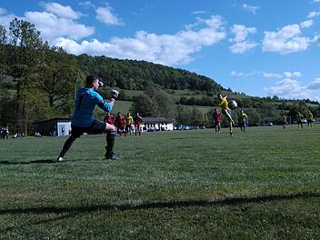 Herrlich gezirkelt. Frank Schmitt von der SG Oerlenbach/Ebenhausen schlenzt den Ball an Morlesaus Keeper Nico Neder vorbei.ssp