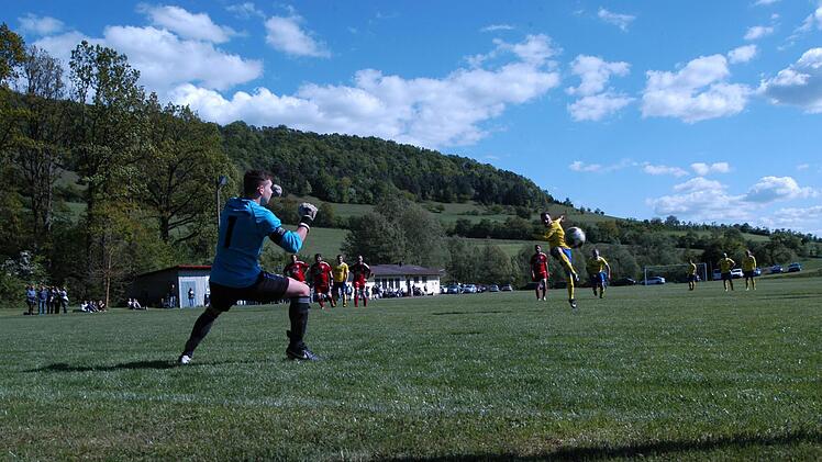 Herrlich gezirkelt. Frank Schmitt von der SG Oerlenbach/Ebenhausen schlenzt den Ball an Morlesaus Keeper Nico Neder vorbei.ssp