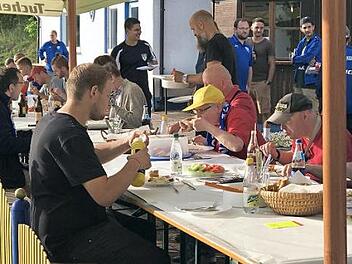 Nach den sportlichen Aktivitäten stand für die Fußballer des VfB und die Gäste von der Wohngemeinschaft der Diakonie an der Dobrach ein reichlich gedeckter Tisch bereit. Alle ließen sich das gemeinsame Abendessen schmecken. Fotos: Werner Reißaus