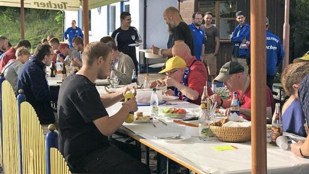 Nach den sportlichen Aktivitäten stand für die Fußballer des VfB und die Gäste von der Wohngemeinschaft der Diakonie an der Dobrach ein reichlich gedeckter Tisch bereit. Alle ließen sich das gemeinsame Abendessen schmecken. Fotos: Werner Reißaus