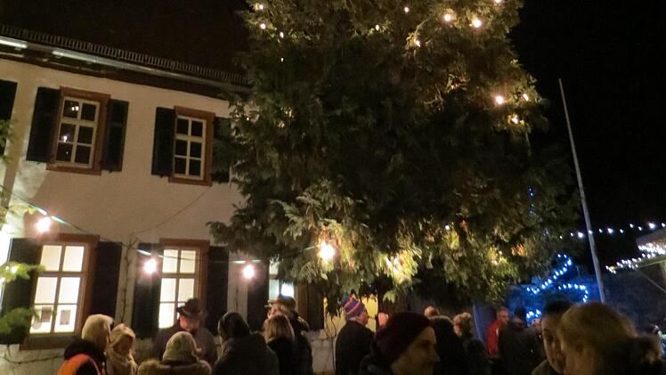 Weihnachtsmarkt im Euerdorfer Museumsgarten.