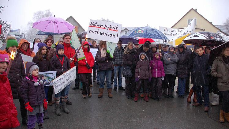 Trotz Schneeregen waren am Montag wieder rund 80 Teilnehmer zur Mahnwache gegen die 380-kV-Leitung gekommen. Foto: Rainer Lutz