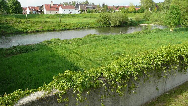 An der Bahnhofstraß werden die Häuser mit einer mittlerweile begrünten, ringförmigen Mauer vor Hochwasser geschützt.