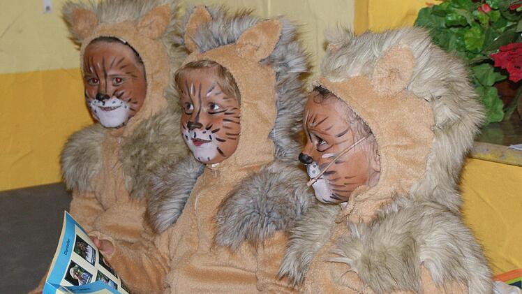 Anna Baumgärtner, Marvin Witter und Tina Morgenroth proben noch einmal den Text.  Fotos: Stefanie Karl