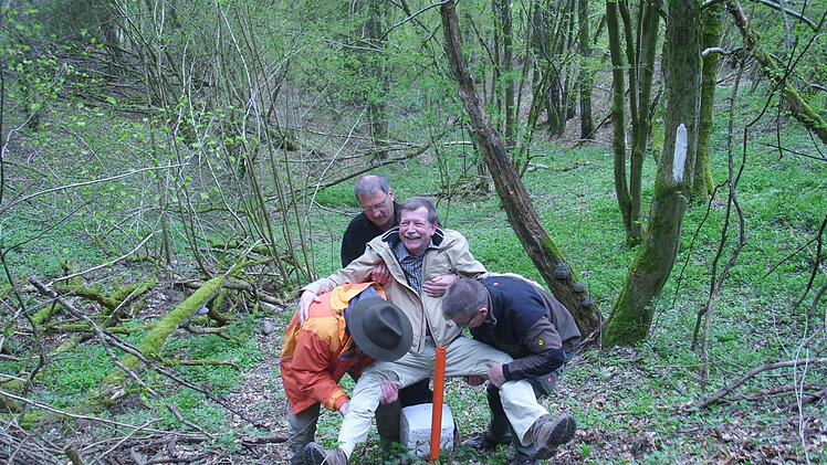 Kämmerer Dieter Feller übersteht das Stauchen am Grenzstein unbeschadet. Foto: Feldgeschworene.