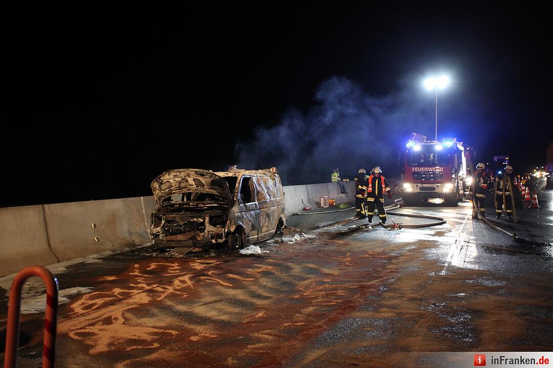 Begleitfahrzeug eines Schwertransporters brennt komplett aus