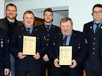 Ehrungen bei der Feuerwehr Rothenberg (von links): Kommandant Gerhard Eiermann, Bürgermeister Martin Mittag, Hans Fischer, Zweiter Vorsitzender Markus Schirling, Neuzugang Florian Magdziacz und Zweiter Kommandant Christian Schirling  Foto: Bettina Knauth
