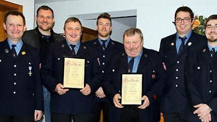 Ehrungen bei der Feuerwehr Rothenberg (von links): Kommandant Gerhard Eiermann, Bürgermeister Martin Mittag, Hans Fischer, Zweiter Vorsitzender Markus Schirling, Neuzugang Florian Magdziacz und Zweiter Kommandant Christian Schirling  Foto: Bettina Knauth
