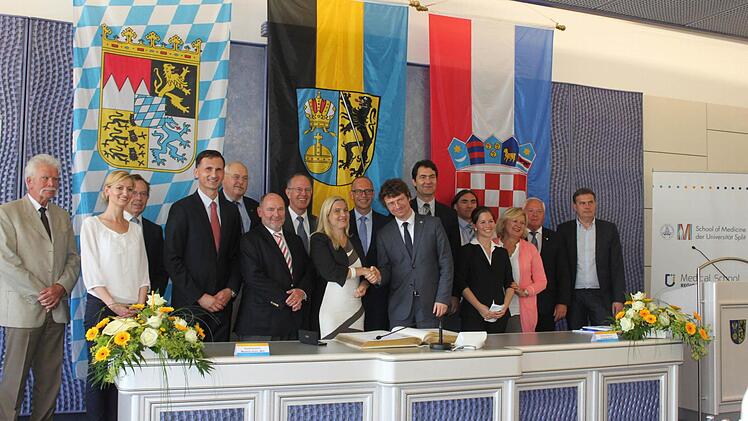 Der kroatischen Delegation gehörten neben dem Minister für Wissenschaft, Bildung und Sport mehrere Professoren der Universität Split an. Unser Bild zeigt die Teilnehmer mit Vertretern von Regiomed und des Landkreises Lichtenfels.