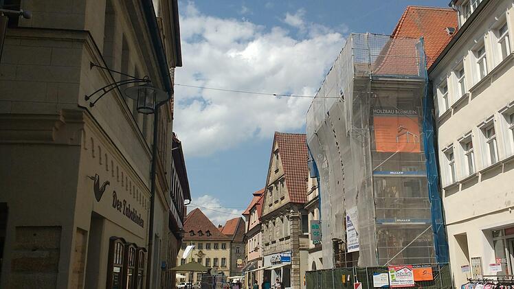 Die Baustelle in der Hauptstraße 33 (rechts) verrät es: Es tut sich was in der Innenstadt. Bezug soll Ende des Jahres sein.  Foto: Martin Rehm