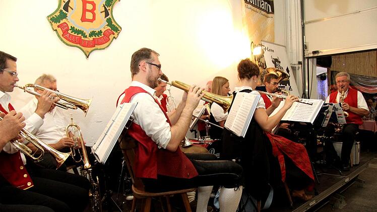 Die Hornochsen gaben in Burgstall den Ton an.  Foto: Richard Sänger