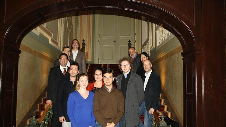 Die Fünf  vorne sind die Pianisten Emre Yavuz, Luisa Imorde, Kiveli Dörken, Jean-Paul Gasparian und Sergei Redkin. Sie müssen an den fünf Jury-Mitgliedern im Hintergrund vorbei. Der dritte von oben ist Guiseppe Cerasola vom Hotel Victoria, das das Quintett beherberg. Susanne Will