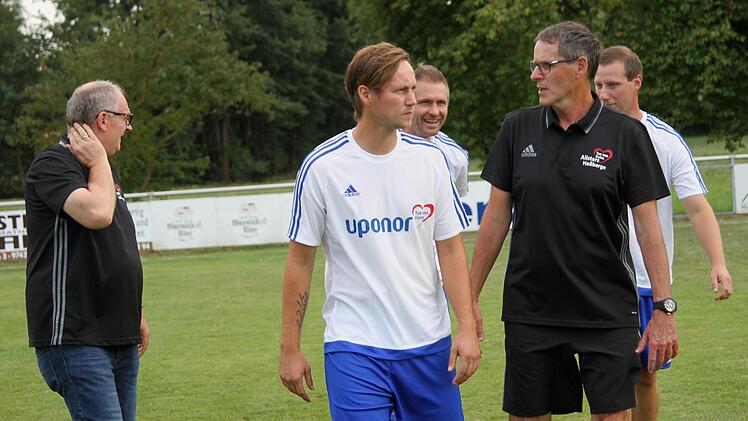 "Allstars"-Trainer Manfred Fehlbaum (rechts) im Gespräch mit dem jetzigen Trainer des TSV Knetzgau, Matthias Stretz (Mitte)