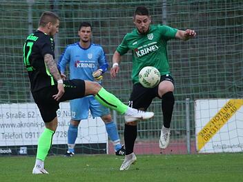 Der Eltersdorfer Tobias Herzner versucht in dieser Szene, den Ball über den Sander Kevin Steinmann zu lupfen. Trotz Platzverweis zeigte der FC eine couragierte Leistung, verlor aber mit 1:3. S. Baumann/anpfiff.info