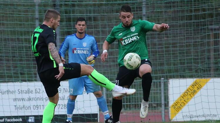 Der Eltersdorfer Tobias Herzner versucht in dieser Szene, den Ball über den Sander Kevin Steinmann zu lupfen. Trotz Platzverweis zeigte der FC eine couragierte Leistung, verlor aber mit 1:3. S. Baumann/anpfiff.info