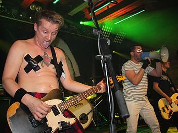 Die "Go Faster Nuns" sind wieder da. Beim Weihnachtsfestival im "Nepomuk" sorgten (von links) Gitarrist Thomas Guzy, Sänger Dieter Müller und Bassist Armin Gierth für eine überschäumende Stimmung. Foto: Stephan Stöckel