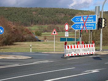 Die Autobahnauffahrt Richtung Nürnberg und Bayreuth ist gesperrt. Fotos: Alexander Hartmann