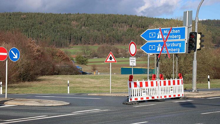 Die Autobahnauffahrt Richtung Nürnberg und Bayreuth ist gesperrt. Fotos: Alexander Hartmann