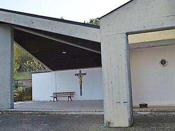 Am Friedhof in Oberschleichach wird demnächst der Vorbereich an der Aussegnungshalle neu gestaltet. Die Planungen stellte Bürgermeister Thomas Sechser in der Bürgerversammlung vor.  Foto: Christiane Reuther