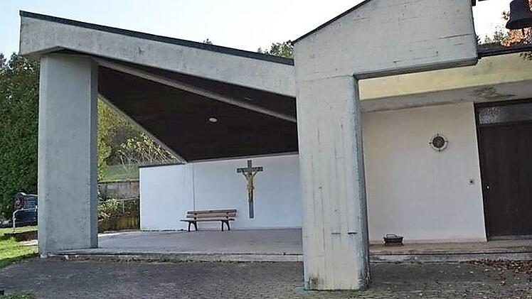 Am Friedhof in Oberschleichach wird demnächst der Vorbereich an der Aussegnungshalle neu gestaltet. Die Planungen stellte Bürgermeister Thomas Sechser in der Bürgerversammlung vor.  Foto: Christiane Reuther
