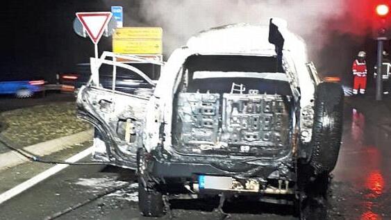 Das Fahrzeug brannte völlig aus. Foto: privat