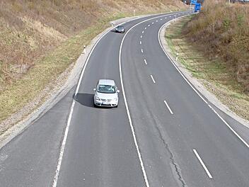 Das Staatliche Bauamt lässt die schadhafte Deckschicht des A 71-Autobahnzubringers bei Münnerstadt erneuern.