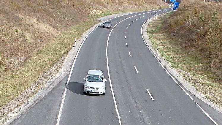 Das Staatliche Bauamt lässt die schadhafte Deckschicht des A 71-Autobahnzubringers bei Münnerstadt erneuern.