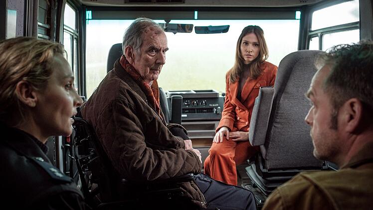 Nach zwei Schlaganfällen war Peter Prager (zweiter von links) lange nicht mehr im Fernsehen zu sehen. In "Nord bei Nordwest - Der doppelte Lothar" feierte er 2024 an der Seite von Hannah Wagner (Jana Klinge, links), Sabine Keller (Amina Merai) und  Hauke Jacobs (Hinnerk Schönemann) sein Comeback.