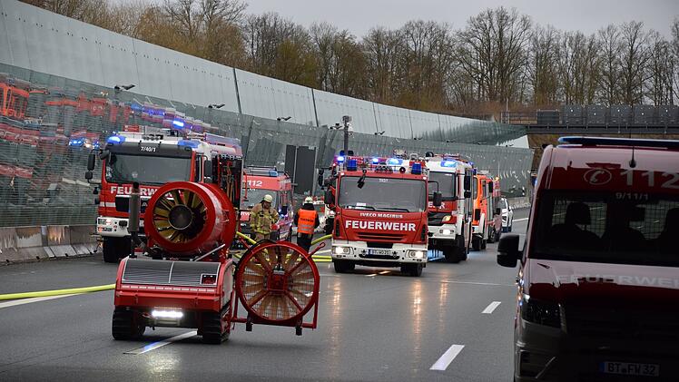 Bayreuth: Rettungskr&auml;fte simulieren Gro&szlig;einsatz w&auml;hrend A9-Sperrung