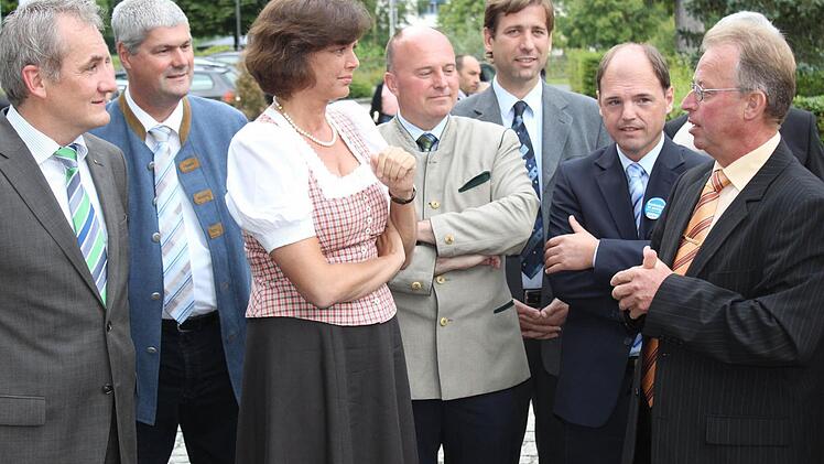 Wiesenttals Bürgermeister (r.) bemühte sich unter den Augen aufmerksamer CSU-Politikern, Ilse Aigner einen ersten Eindruck von der Situation im Markts zu geben.Fotos: fra-press