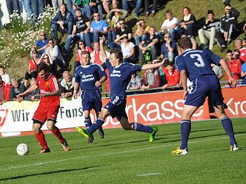 VfR Johannisthal - TSV Ludwigsstadt: Kein Durchkommen gibt es auch in dieser Szene für VfR-Angreifer Frederik Denegri (rotes Trikot), dessen Pass von Silvio Jungkunz abgeblockt ist. Mit im Bild Florian Lungmuß und Stefan Gehring (rechts). Foto: Herbert Kalb