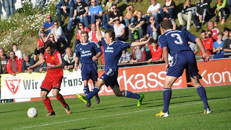 VfR Johannisthal - TSV Ludwigsstadt: Kein Durchkommen gibt es auch in dieser Szene für VfR-Angreifer Frederik Denegri (rotes Trikot), dessen Pass von Silvio Jungkunz abgeblockt ist. Mit im Bild Florian Lungmuß und Stefan Gehring (rechts). Foto: Herbert Kalb