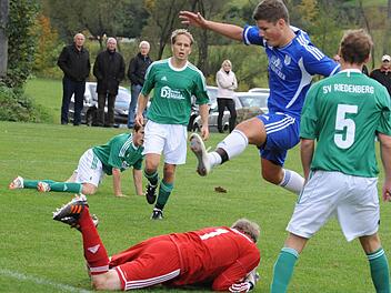 Derby in Riedenberg zum Auftakt der Bezirksliga-Saison: Julian Göller (TSV Münnerstadt) überspringt fair den Riedenberger Keeper Florian Dorn. Foto: Archiv