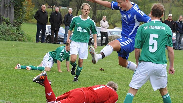 Derby in Riedenberg zum Auftakt der Bezirksliga-Saison: Julian Göller (TSV Münnerstadt) überspringt fair den Riedenberger Keeper Florian Dorn. Foto: Archiv
