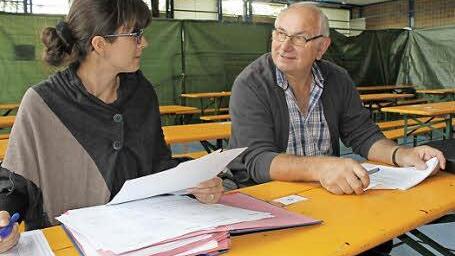 Susanne Biesenecker vom Landratsamt und Josef Schwarz bilden ein Team bei der Registrierung der Flüchtlinge und Verteilung auf Unterkünfte. Schwarz ist eigentlich schon im Ruhestand. Foto: R. Popp
