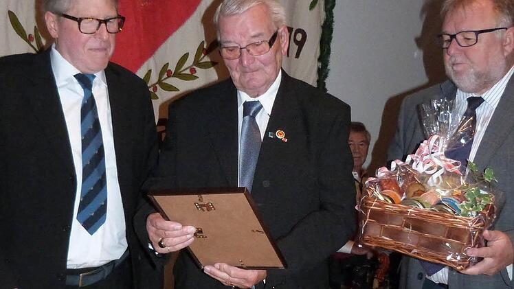 Der Abschied fiel Horst Renner nicht leicht; von links: J&uuml;rgen Zinck, Horst Renner und Karl-Heinz Kuch. Foto: Werner Rei&szlig;aus