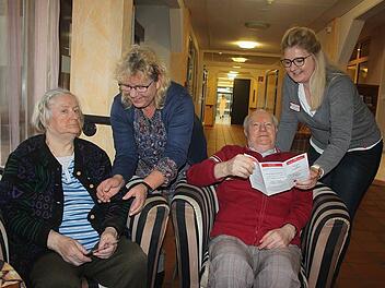 Ihr Berufsalltag ist vom Umgang mit allen Generationen geprägt. Das Bild zeigt die Koordinatorin der Mehrgenerationenhäuser, Kerstin Hinz, mit ihrer Kollegin Theresa Schneider (Leiterin der sozialen Betreuung). Mit im Bild Edith Schultheiß und Paul Kleylein.  Foto: Veronika Schadeck